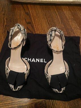 CHANEL Beige and Black Tweed Bow Slingback Heels